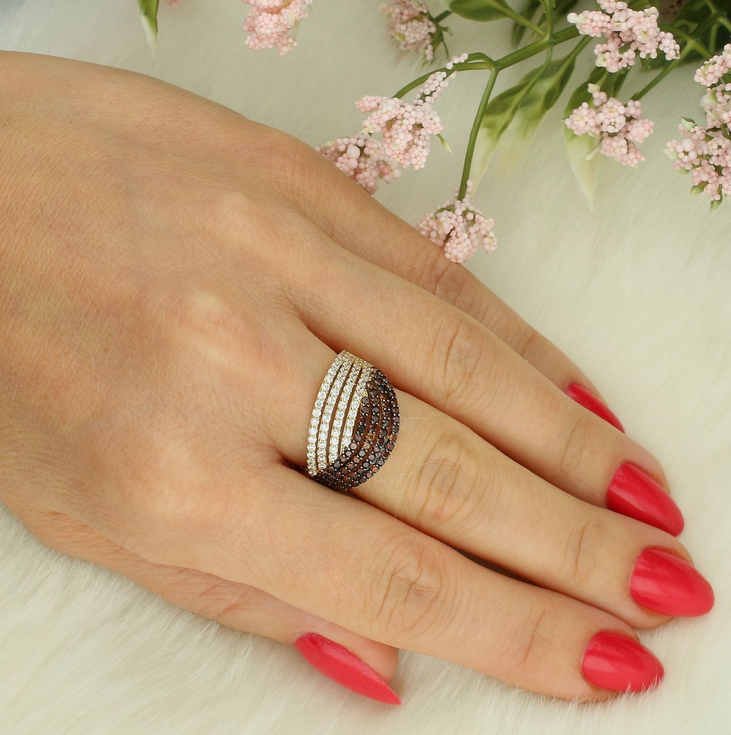 Pierścionek złoty z cyrkonią próba 585, DIA-PRS-CYRKONIE-585 Pierścionek szeroki, ozdobiony cyrkonią w kolorze białym i brązowym. Piękne pierścionki wykonane z wysokiej jakości złota próby 585.1.jpg