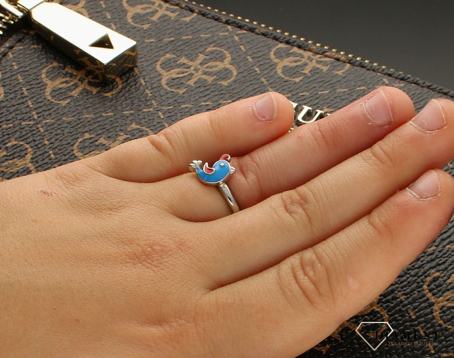 Srebrny pierścionek dziecięcy Ptaszek DIA-PRS-DZIECKO15-925. Pierścionek dla dziewczynki. Srebrny pierścionek dziecięcy. Srebrny pierścionek Ptaszek. Srebrny pierścionek z kolorową emalią. Srebrny pierś.jpg