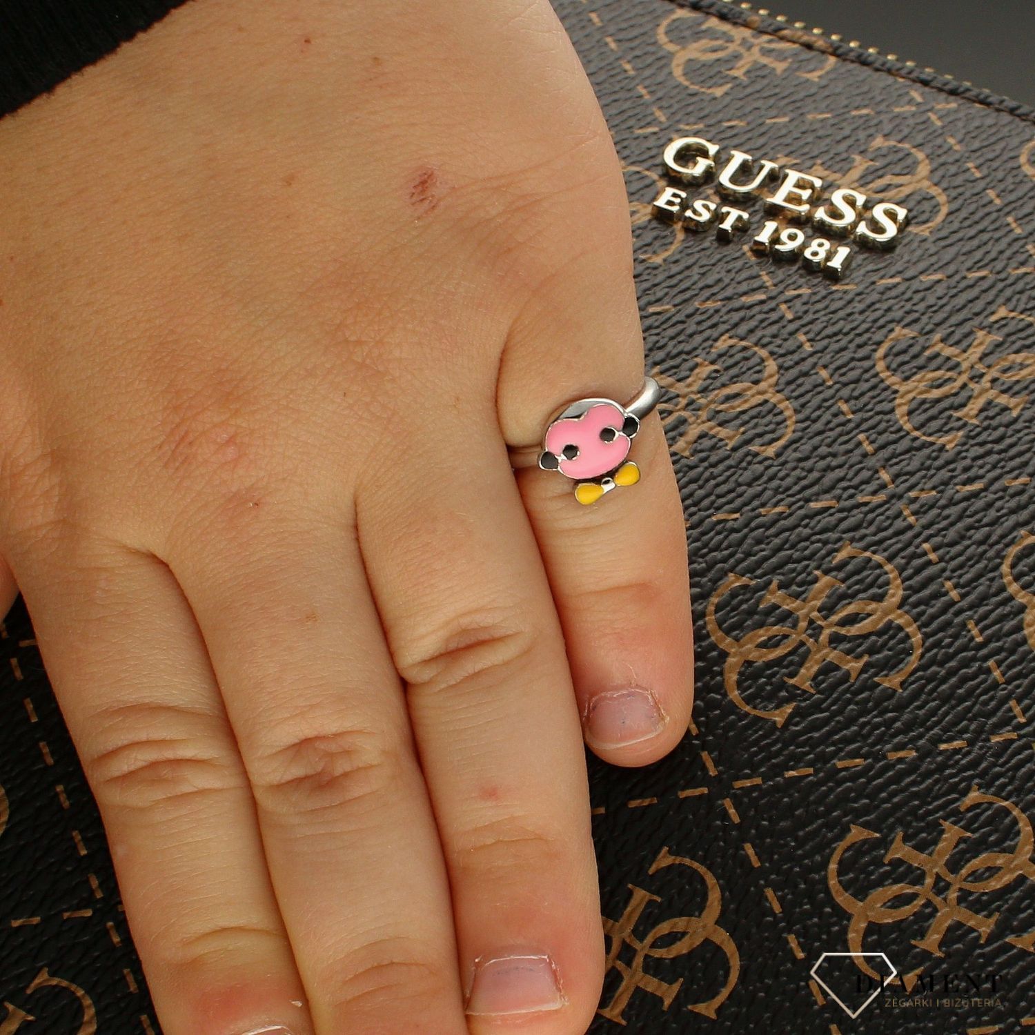 Srebrny pierścionek dziecięcy Różowa Emotka DIA-PRS-EMOTKA-925. Pierścionek dla dziewczynki. Srebrny pierścionek dziecięcy. Srebrny pierścionek różowa buźka. Srebrny pierścionek z kolorową emalią. Srebr.jpg