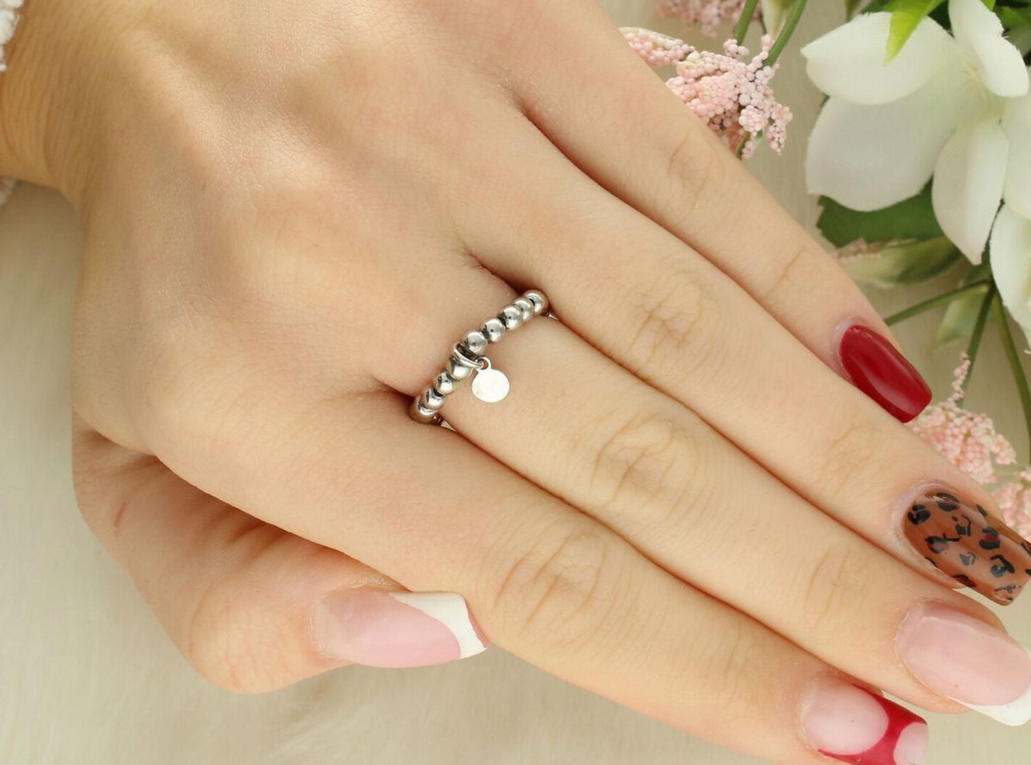 Srebrny pierścionek damski DIA-PRS-KULECZKI-925 wykonany ze srebra próby 925. Składa się z srebrnych kuleczek, waga 1,60 g, rozmiar 16, wykonany na gumce. 1.jpg