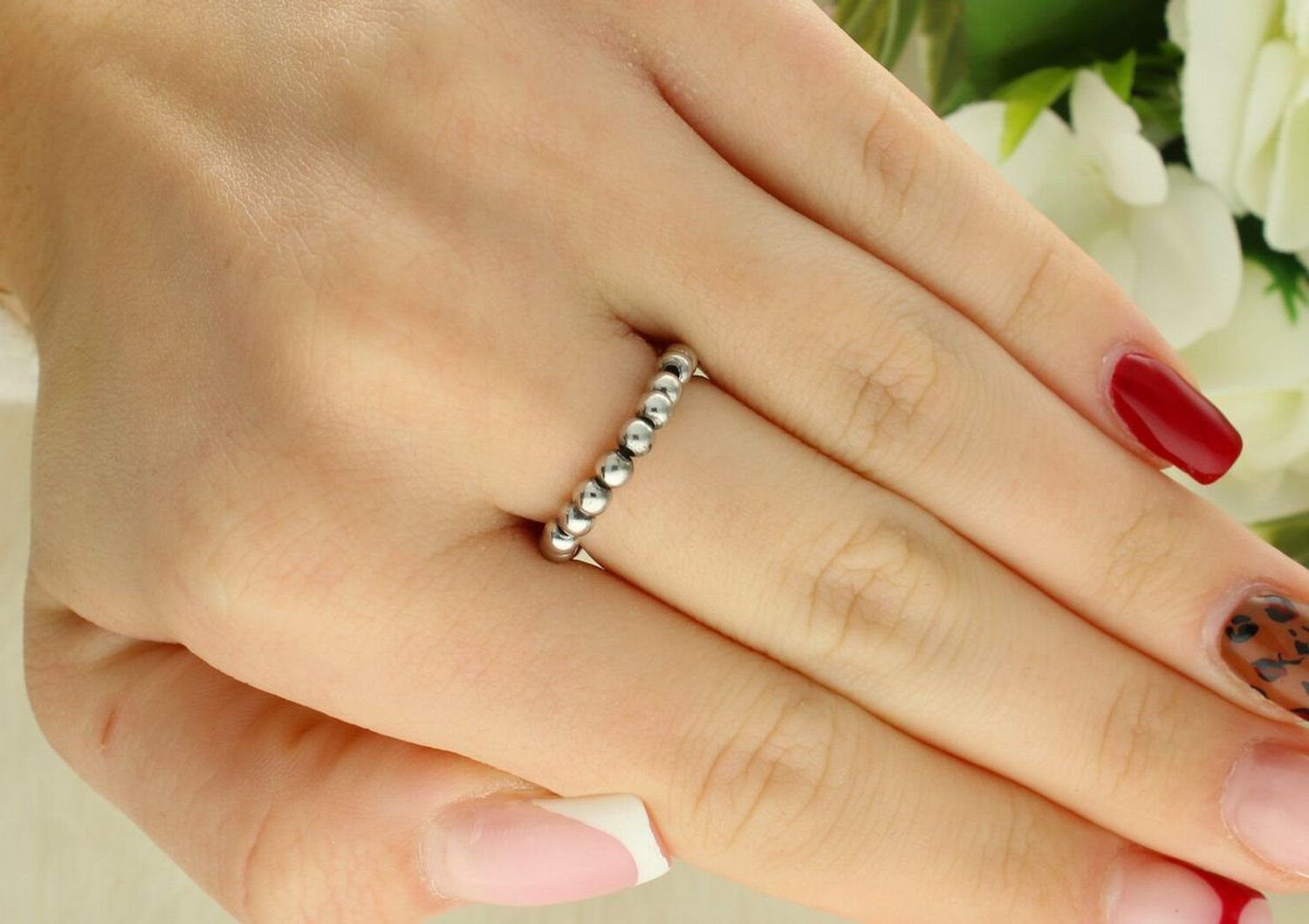 Srebrny pierścionek damski DIA-PRS-KULECZKI-925 wykonany ze srebra próby 925. Składa się z srebrnych kuleczek, waga 1,60 g, rozmiar 16, wykonany na gumce. 1.jpg