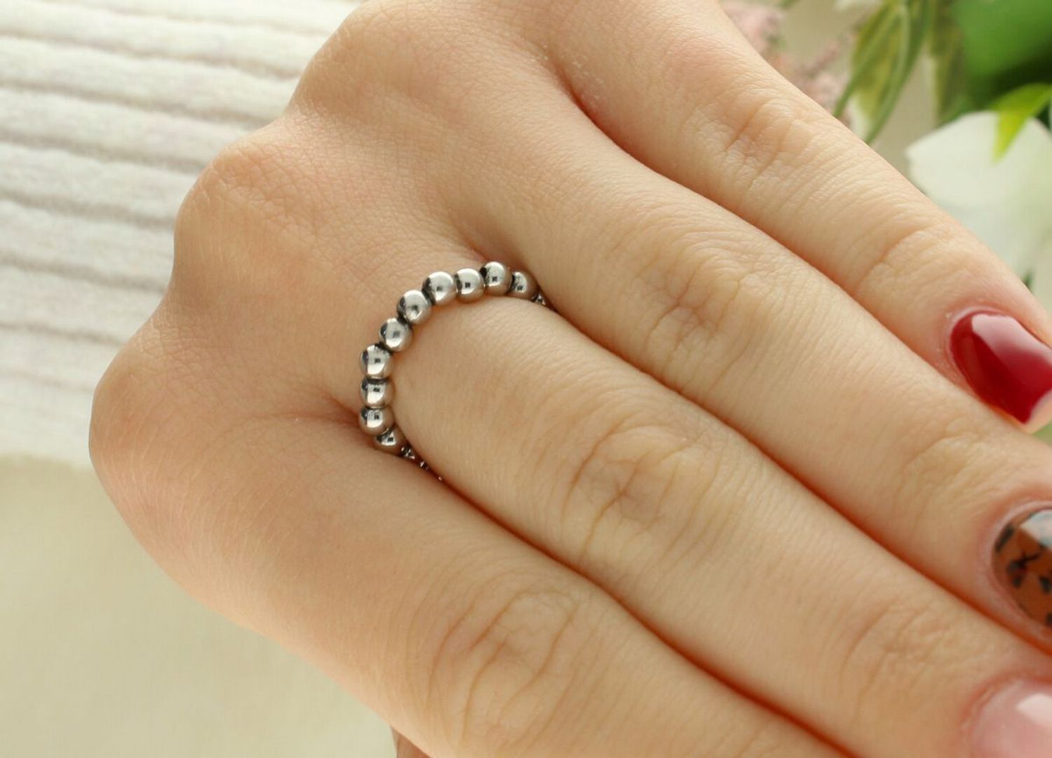 Srebrny pierścionek damski DIA-PRS-KULECZKI-925 wykonany ze srebra próby 925. Składa się z srebrnych kuleczek, waga 1,60 g, rozmiar 16, wykonany na gumce. 1.jpg