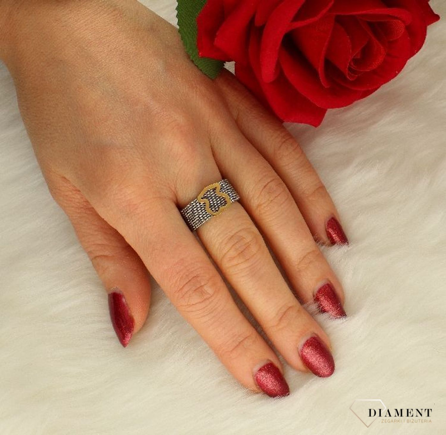 Stalowy pierścionek srebrna obrączka 'Tuos' DIA-PRS-MIS-STAL. Stalowy pierścionek szeroka obrączka wykonana z meshowego materiału w kolorze srebrnym. Biżuteria będzie idealnym zwieńczeniem przekornej stylizacji. Idealny doda.jpg