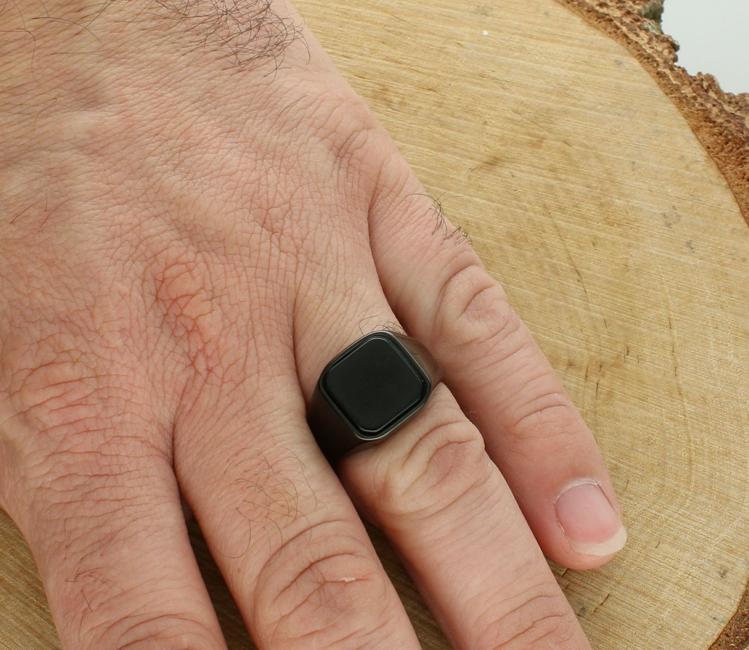 Pierścionek sygnet ceramika czarny DIA-PRS-P322134-STAL Czarny sygnet wykonany z najwyższej jakości stali o prostej formie. Idealny pomysł na prezent dla każdej kobiety lub mężczyzny1.jpg