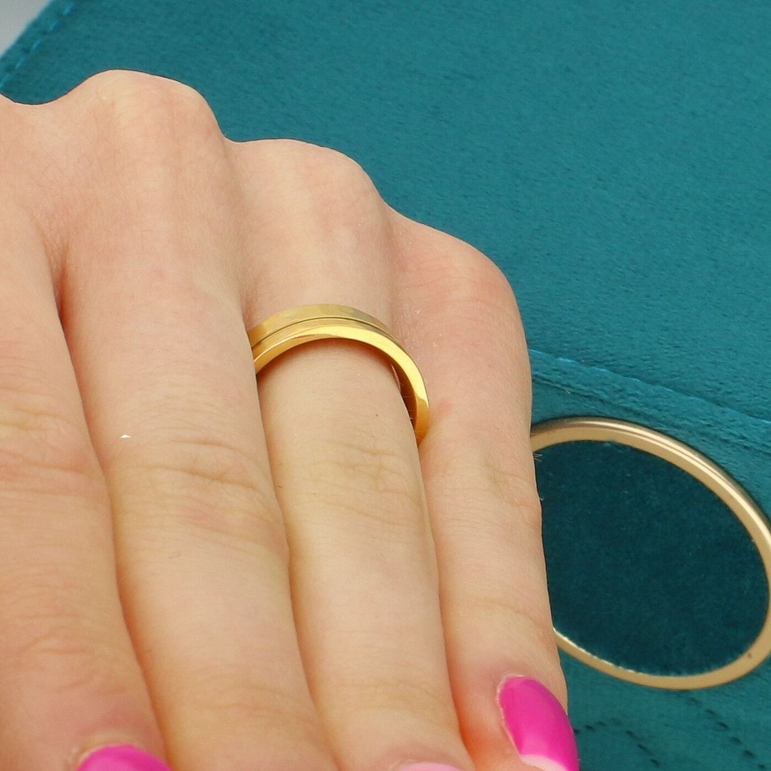Elegancka obrączka tytanowa 8 mm złota unisex z geometrycznymi wzorem.jpg