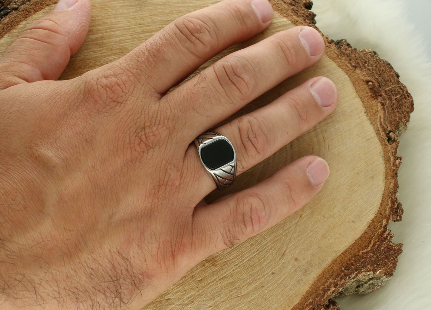 Sygnet męski Venetto P54‑24.3.6 z czarnym oczkiem – stal szlachetna  Elegancja i trwałość DIA-PRS-P542436-STAL sygnet.jpg