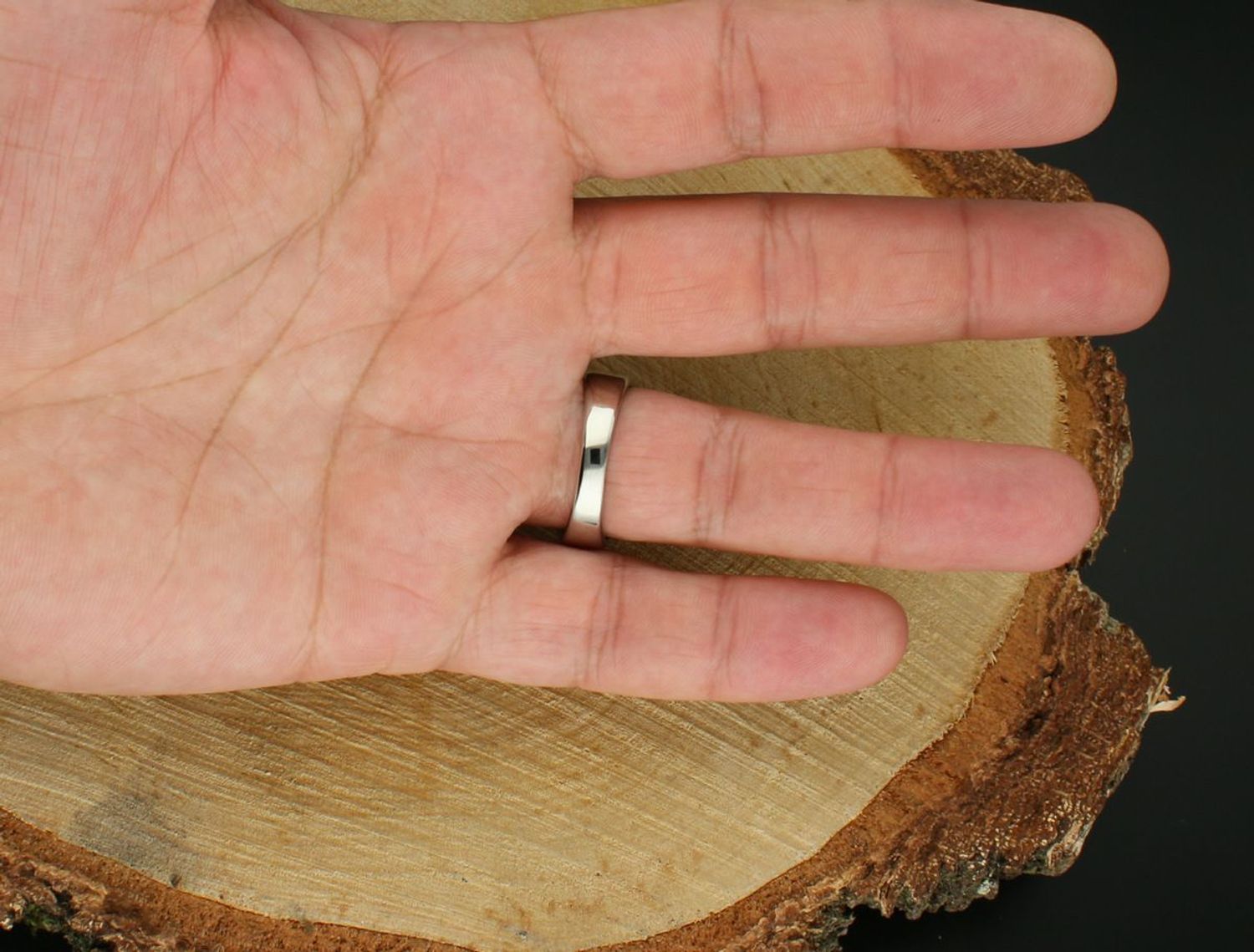 Sygnet męski Venetto P54‑24.3.6 z czarnym oczkiem – stal szlachetna  Elegancja i trwałość DIA-PRS-P542436-STAL sygnet.jpg