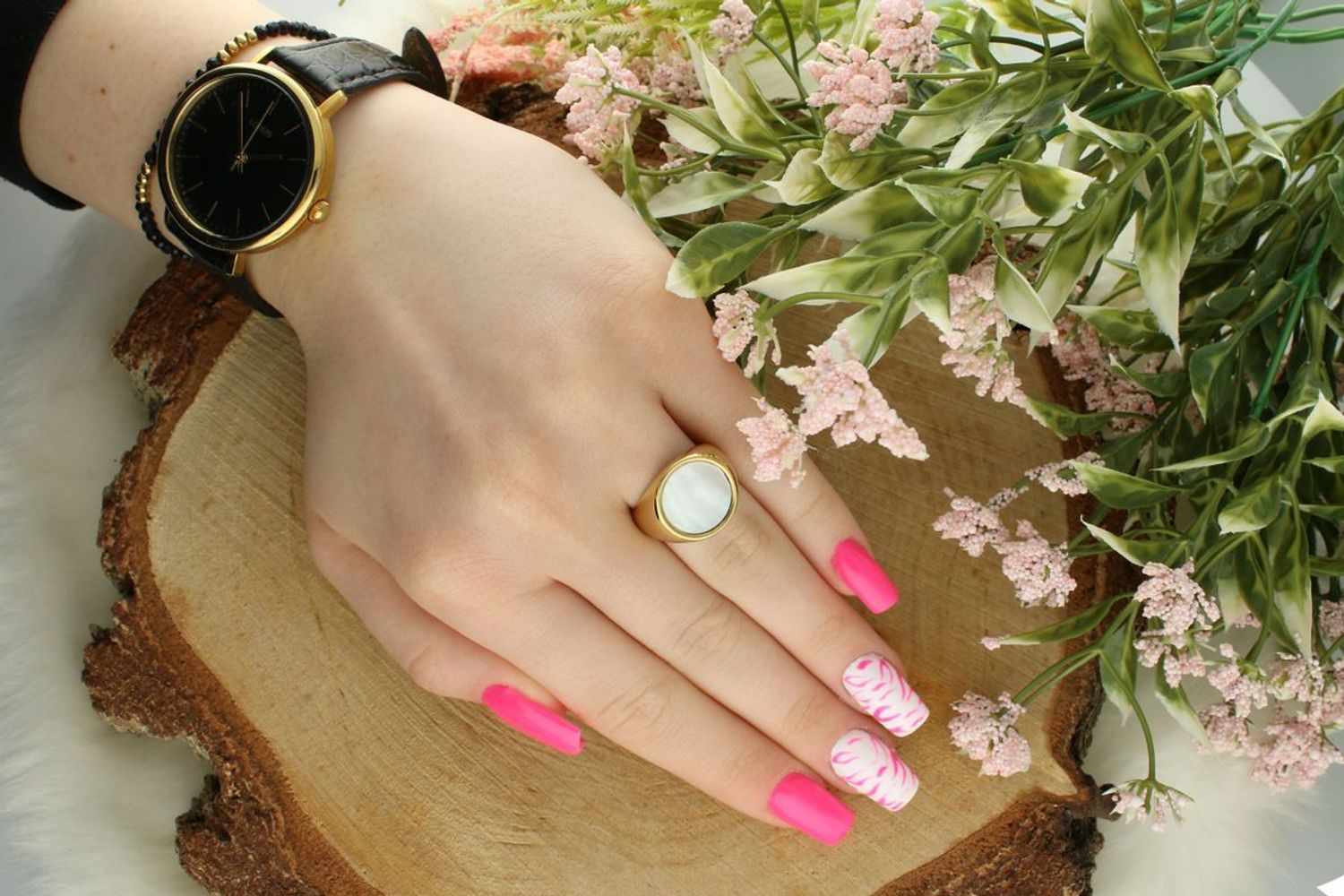 Pozłacany pierścionek damski ze stali szlachetnej z okrągłą masą jubilerską (1,5 cm). Elegancki design, szerokość szyny 4 mm. Idealny dodatek na co dzień i na prezent.11.jpg