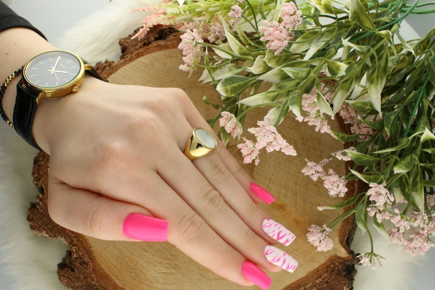 Pozłacany pierścionek damski ze stali szlachetnej z okrągłą masą jubilerską (1,5 cm). Elegancki design, szerokość szyny 4 mm. Idealny dodatek na co dzień i na prezent.11.jpg