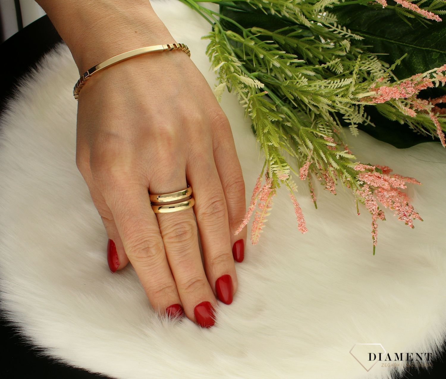 Złoty pierścionek 585 podwójna obrączka DIA-PRS-PE3749-585. Ponadczasowy wzór inspirowany ikonami sztuki jubilerskiej podkreśli piękno wyjątkowych momentów zaręczyn, rocznic, jubileuszy.  Pierścionek doskonały na co dzień jak .jpg