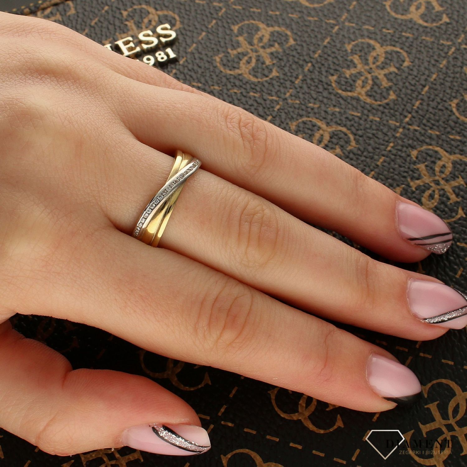 Złoty pierścionek z pasmem cyrkonii DIA-PRS-PI1036-333.jpg