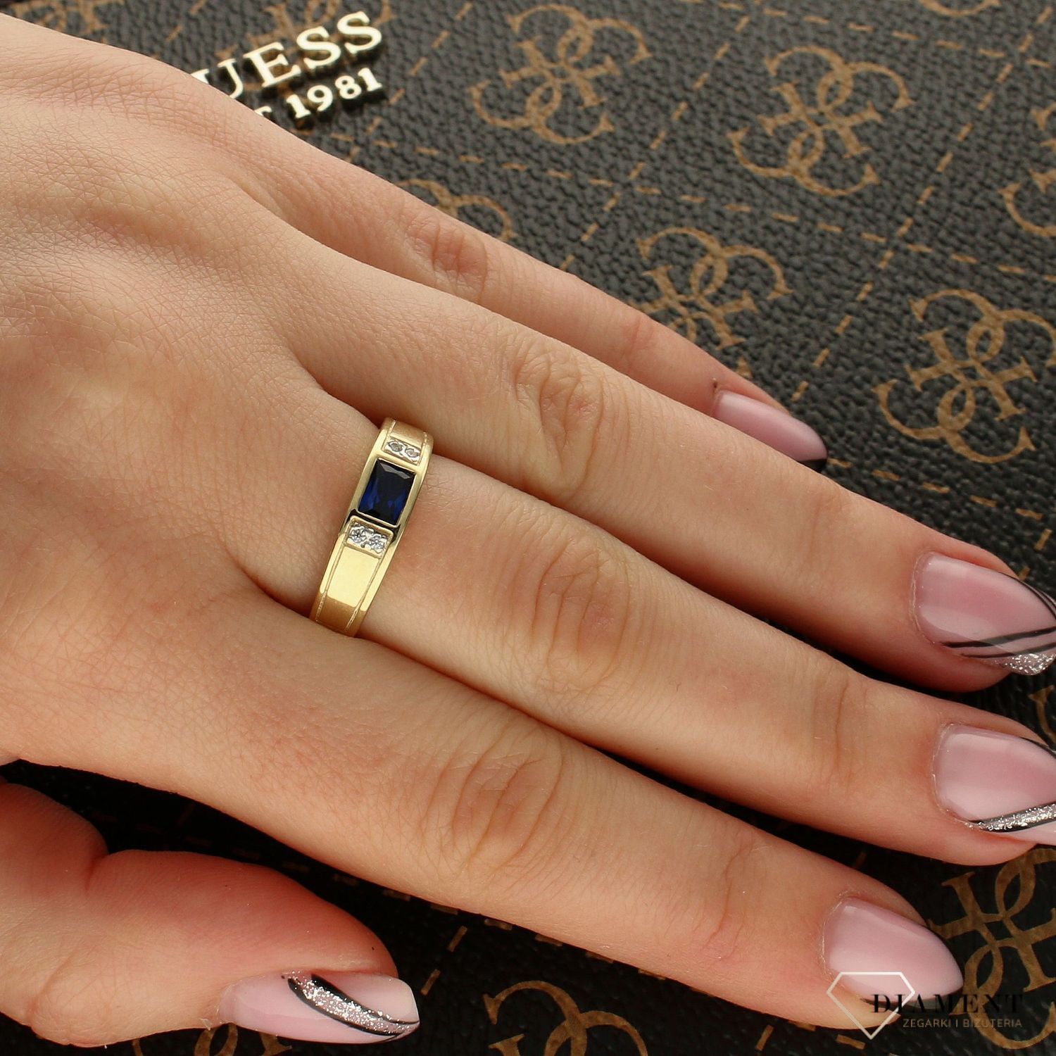 Złoty pierścionek damski Głęboki granat kolorowa cyrkonia DIA-PRS-PI1072-333. Przepiękny pierścionek ozdobiony malutkimi białymi cyrkoniami otaczającymi większą granatow11.jpg