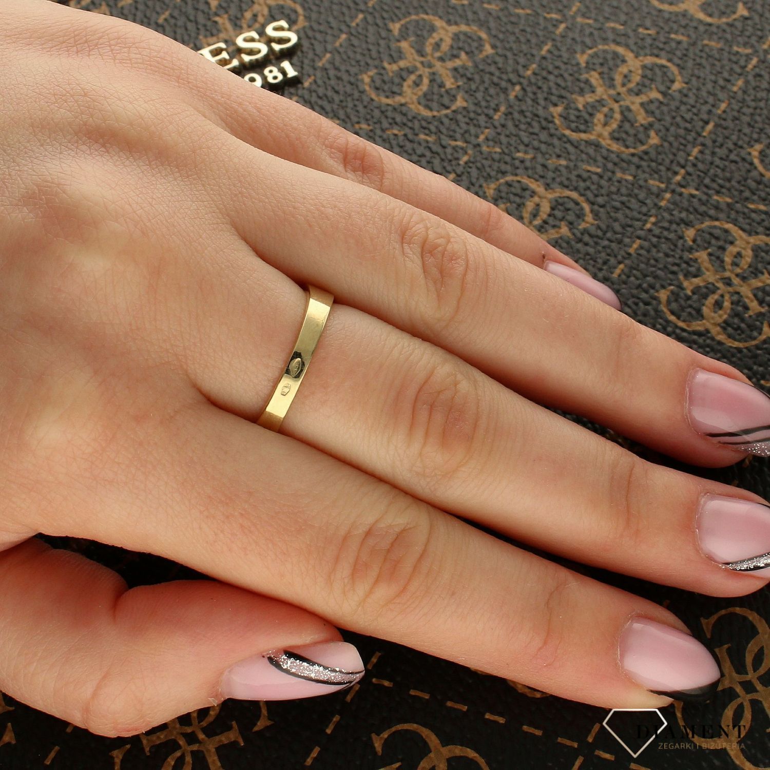 Złoty pierścionek damski Głęboki granat kolorowa cyrkonia DIA-PRS-PI1072-333. Przepiękny pierścionek ozdobiony malutkimi białymi cyrkoniami otaczającymi większą granatow11.jpg