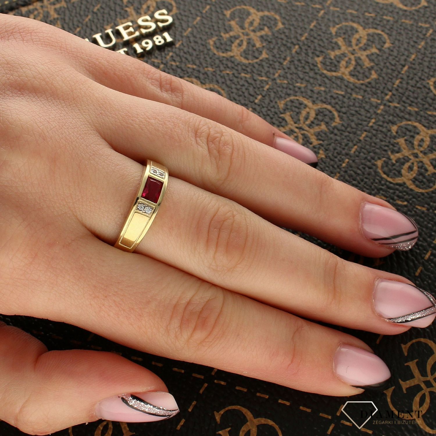 Złoty pierścionek z czerwoną cyrkonią DIA-PRS-PI1072A-333.jpg