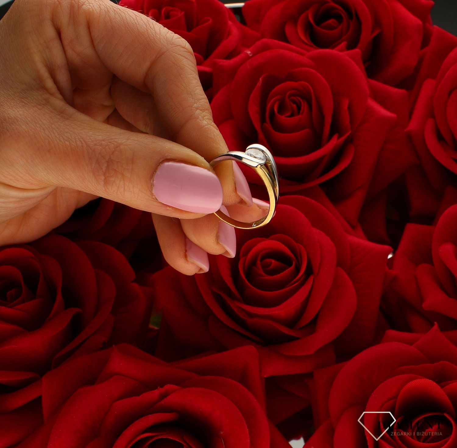 Złoty pierścionek 333 z cyrkonią i białym złotem DIA-PRS-PI1192-333. Pierścionek został wykonany z najwyższej jakości złota próby 333. Waga pierścionka wynosi około 2,88 gram. Pierścionek został ozdobiony płaską cyrkonią ora (4).jpg