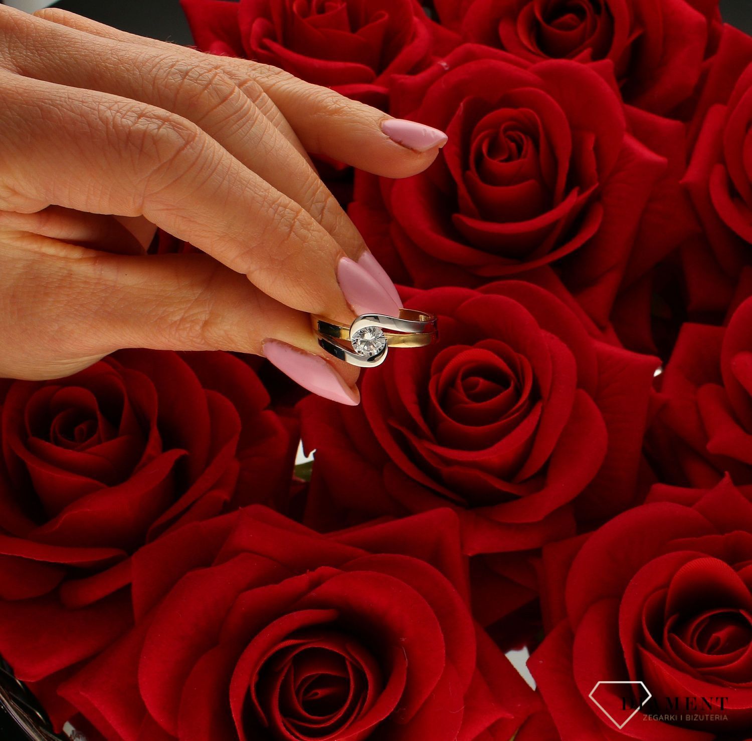 Złoty pierścionek 333 z cyrkonią i białym złotem DIA-PRS-PI1192-333. Pierścionek został wykonany z najwyższej jakości złota próby 333. Waga pierścionka wynosi około 2,88 gram. Pierścionek został ozdobiony płaską cyrkonią ora (4).jpg