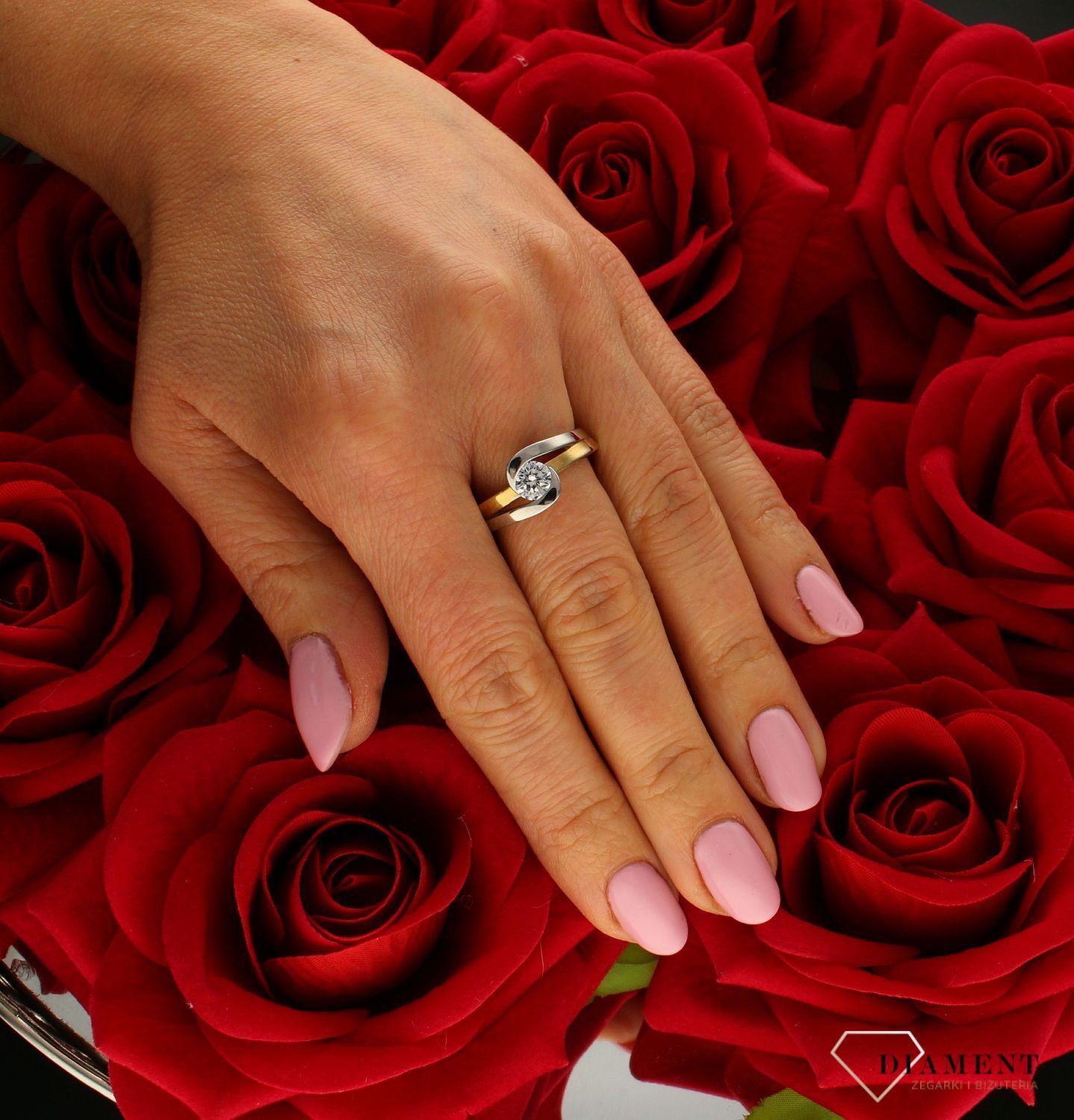 Złoty pierścionek 333 z cyrkonią i białym złotem DIA-PRS-PI1192-333. Pierścionek został wykonany z najwyższej jakości złota próby 333. Waga pierścionka wynosi około 2,88 gram. Pierścionek został ozdobiony płaską cyrkonią ora (4).jpg