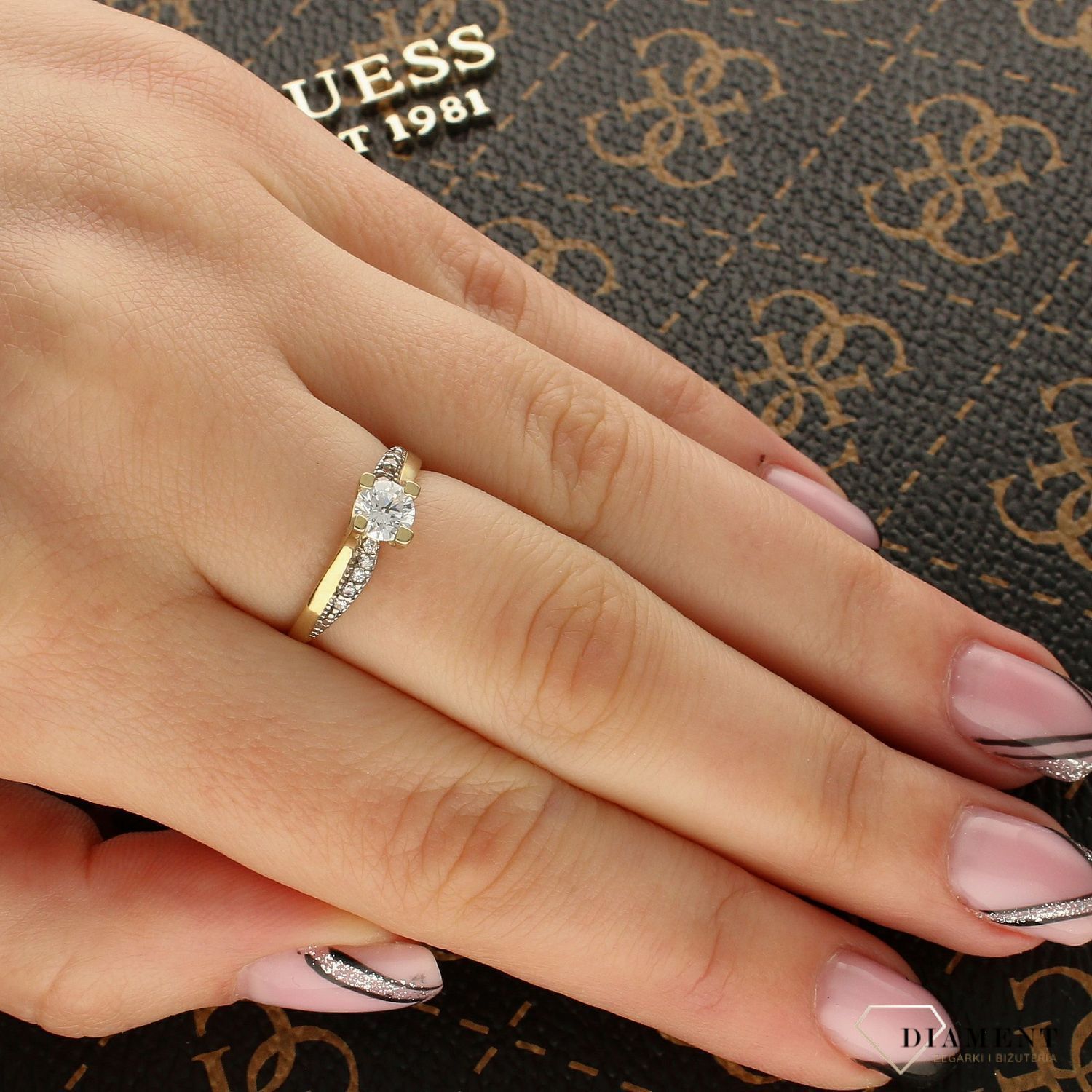 Złoty pierścionek zaręczynowy z cyrkonią DIA-PRS-PI1315-333.jpg