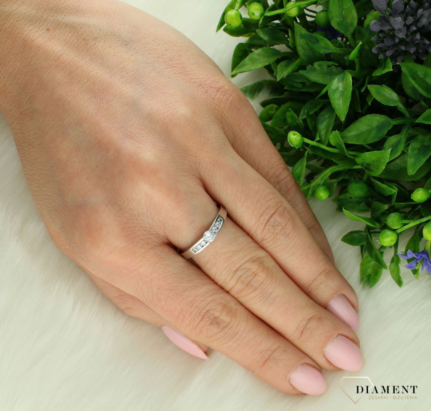 Złoty pierścionek damski 333 białe złoto z cyrkonią rozmiar 15 DIA-PRS-PI1425A-333.jpg