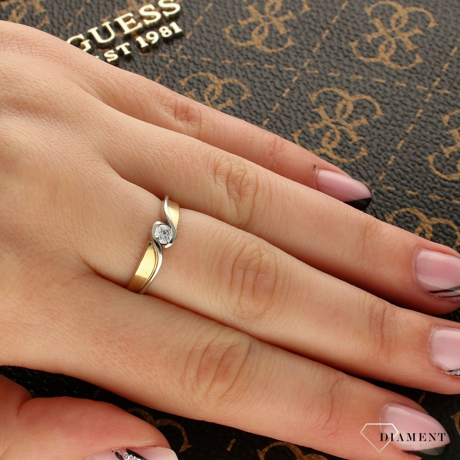 Złoty pierścionek zaręczynowy ozdobiony cyrkonią z białym złotem DIA-PRS-PI1502-333.  Złoty pierścionek o nowoczesnej odsłonie świetnie się sprawdzi na prezent z okazji urodzin, imienin 1.jpg