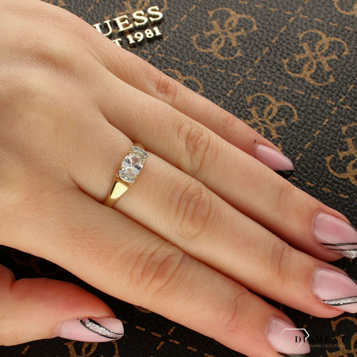 Złoty pierścionek zaręczynowy z owalną cyrkonią DIA-PRS-PI218-333.jpg