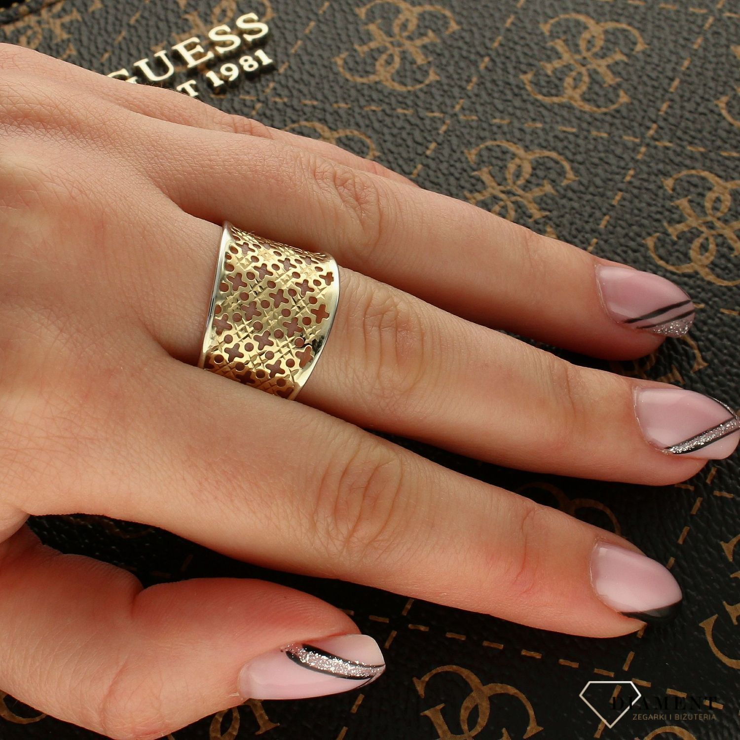 Złoty pierścionek ozdobiony ornamentem DIA-PRS-PI2202-333 (1).jpg