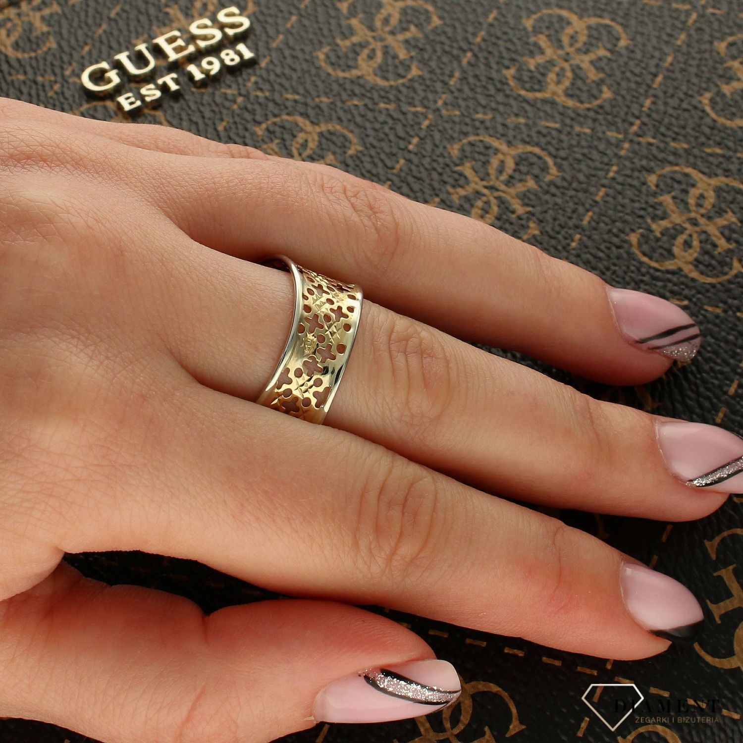 Złoty pierścionek ozdobiony ornamentem DIA-PRS-PI2202-333 (1).jpg