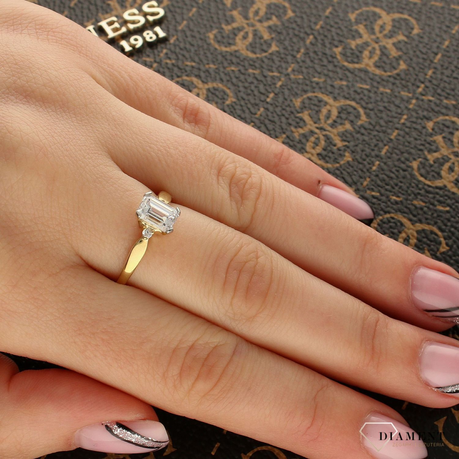 Złoty pierścionek zaręczynowy z prostokątną cyrkonią DIA-PRS-PI244-333.jpg