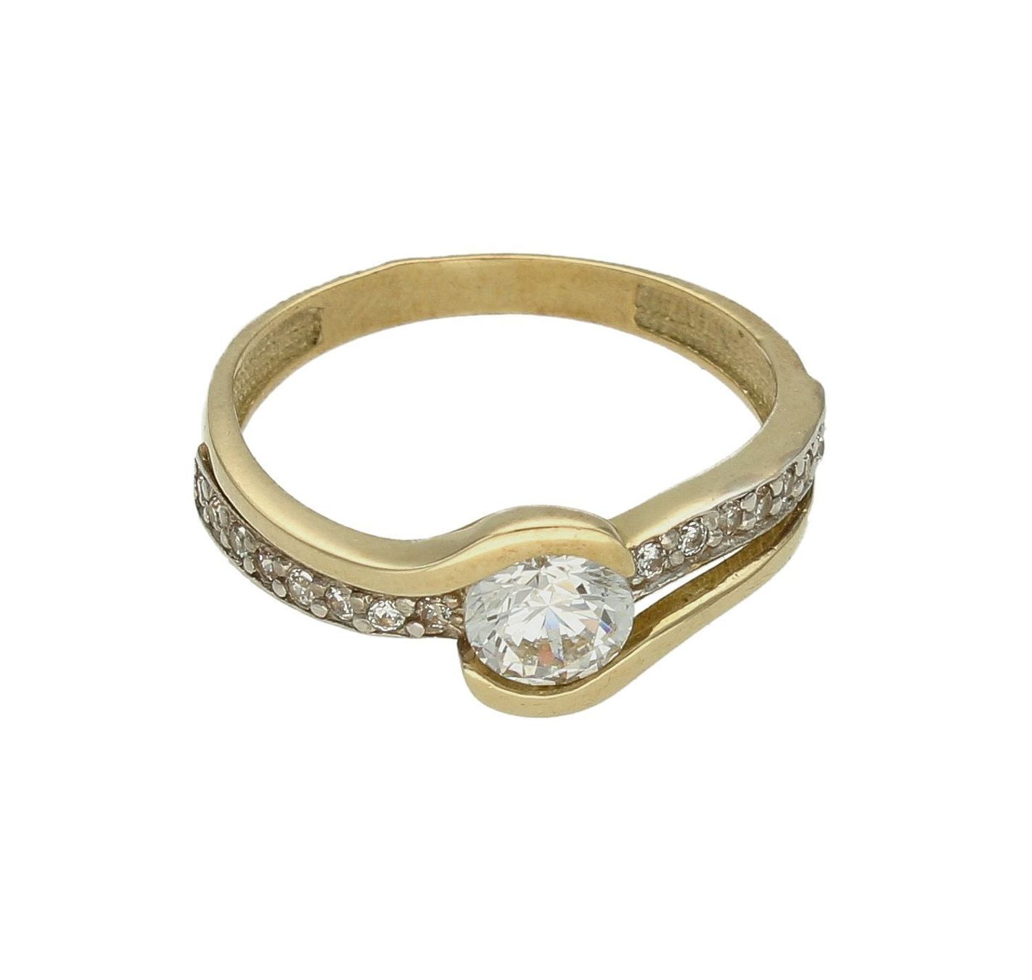 Złoty pierścionek 333 z pasmem cyrkonii DIA-PRS-PI280-333. Pierścionek został wykonany z najwyższej jakości złota próby 333. Waga pierścionka wynosi około 2,36 gram. Pierścionek został ozdobiony pasmem cyrkonii po bokach i j (3).jpg