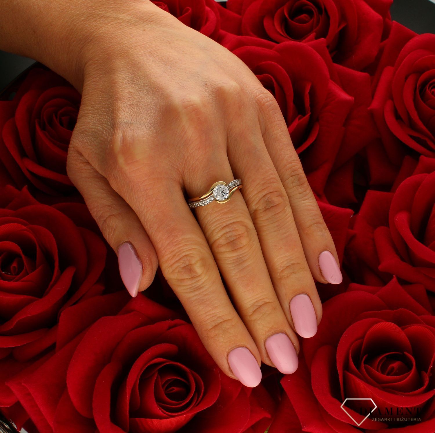 Złoty pierścionek 333 z pasmem cyrkonii DIA-PRS-PI280-333. Pierścionek został wykonany z najwyższej jakości złota próby 333. Waga pierścionka wynosi około 2,36 gram. Pierścionek został ozdobiony pasmem cyrkonii po bokach i j (3).jpg