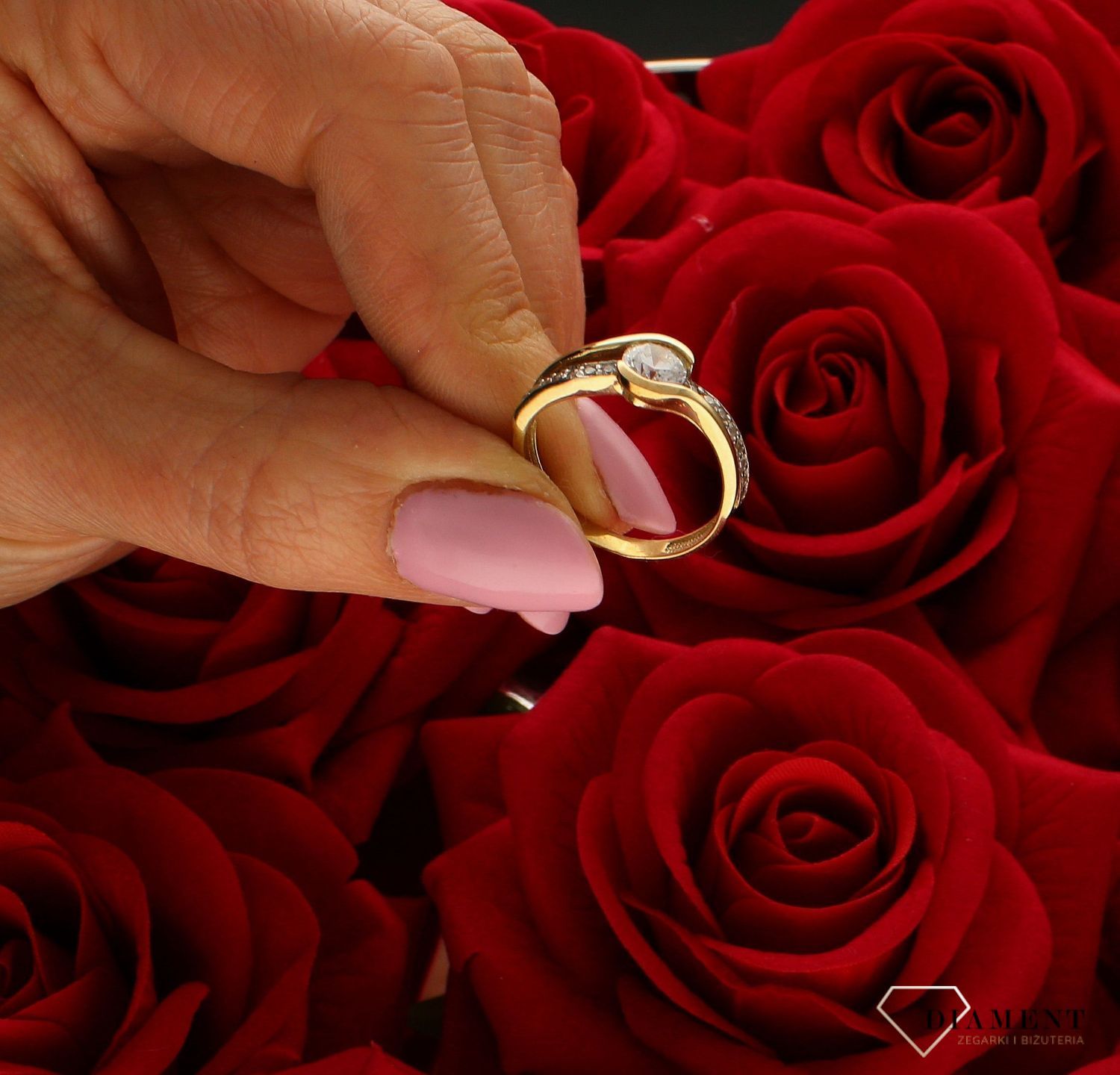 Złoty pierścionek 333 z pasmem cyrkonii DIA-PRS-PI280-333. Pierścionek został wykonany z najwyższej jakości złota próby 333. Waga pierścionka wynosi około 2,36 gram. Pierścionek został ozdobiony pasmem cyrkonii po bokach i j (3).jpg