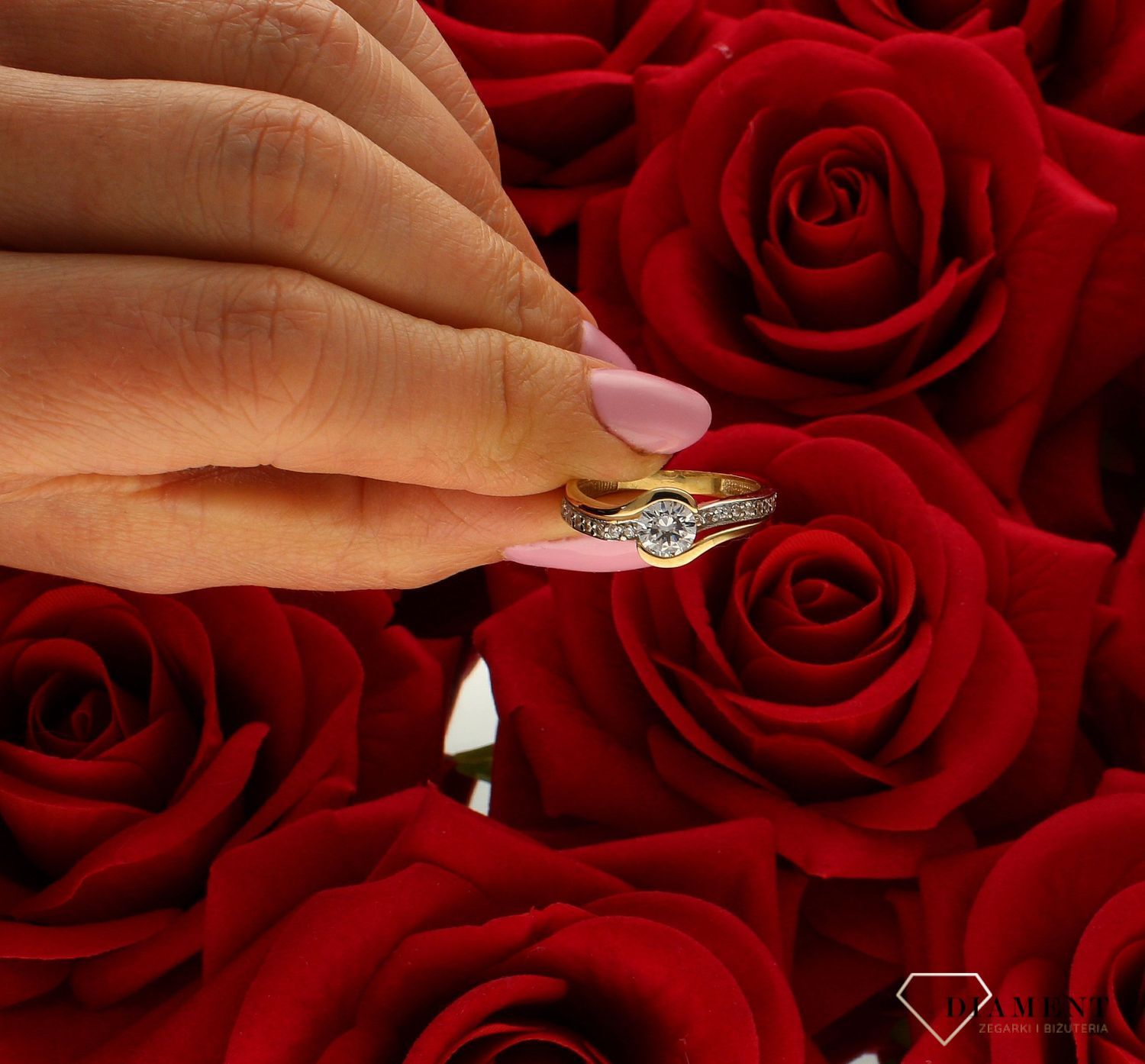 Złoty pierścionek 333 z pasmem cyrkonii DIA-PRS-PI280-333. Pierścionek został wykonany z najwyższej jakości złota próby 333. Waga pierścionka wynosi około 2,36 gram. Pierścionek został ozdobiony pasmem cyrkonii po bokach i j (3).jpg