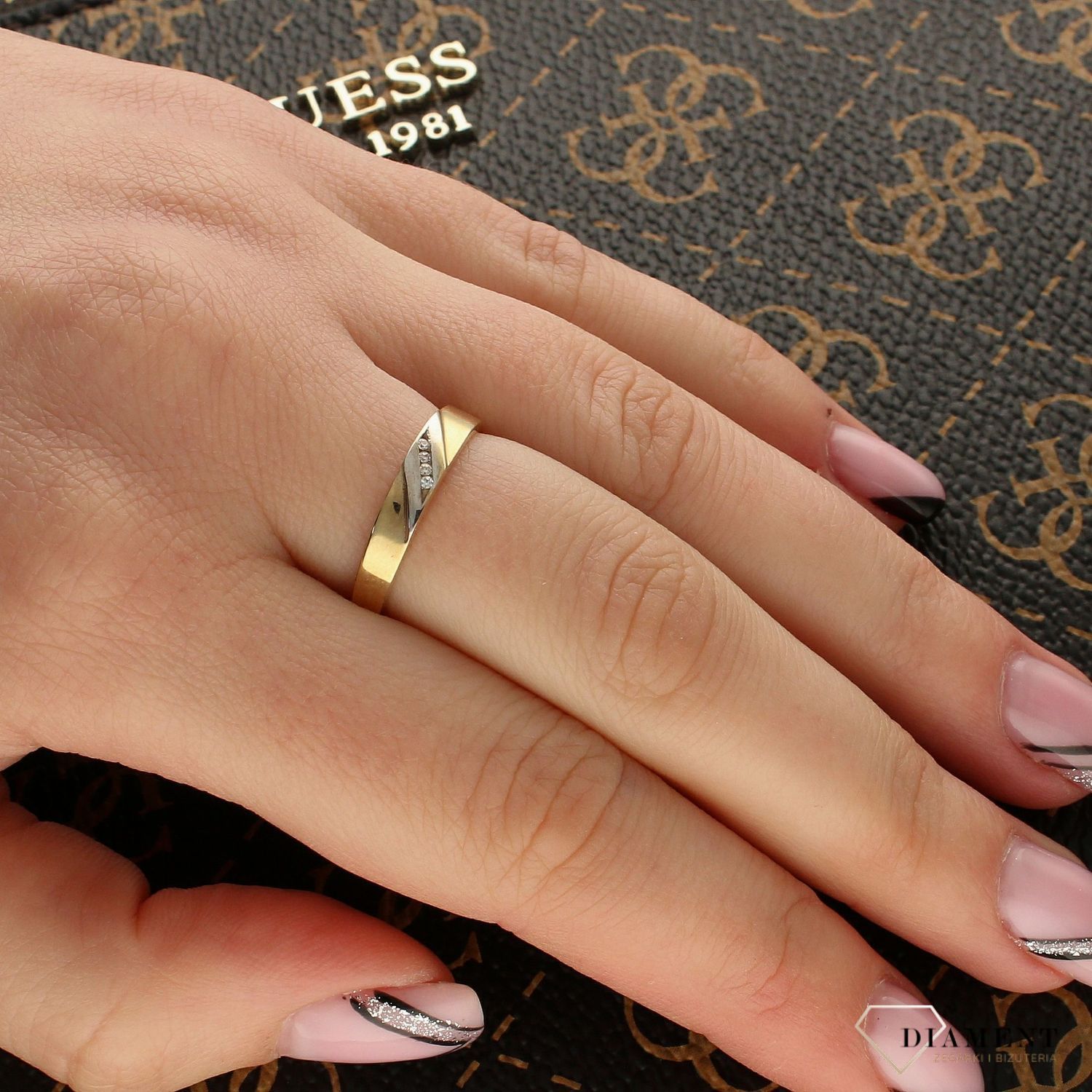 Złoty pierścionek obrączka 'Poprzeczne cyrkonie' DIA-PRS-PI4176-333.jpg