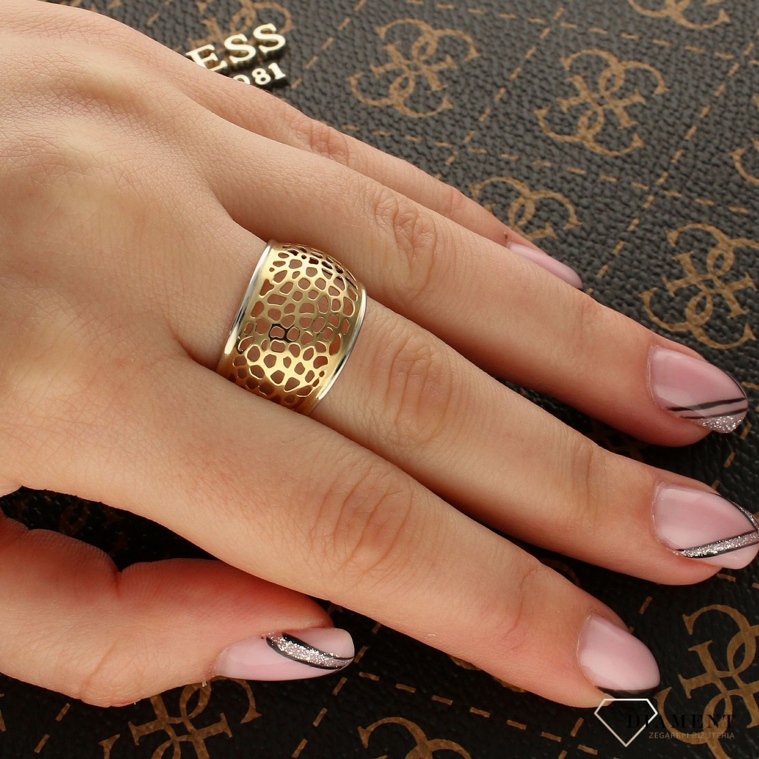 Złoty pierścionek z ażurowym zdobieniem DIA-PRS-PI4273-333 (1).jpg