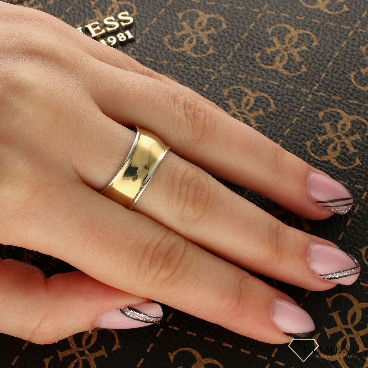 Złoty pierścionek z ażurowym zdobieniem DIA-PRS-PI4273-333 (1).jpg