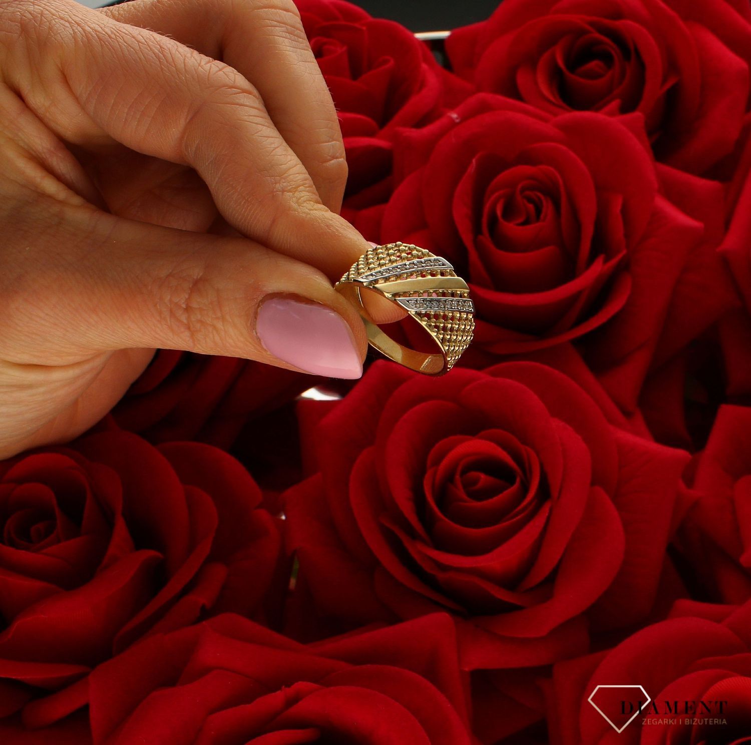 Złoty pierścionek 333 ażurowy z białymi cyrkoniami DIA-PRS-PI4277-333. Pierścionek został wykonany z najwyższej jakości złota próby 333. Waga pierścionka wynosi około 3,06 gram. Pierścionek został ażurowym zdobieniem oraz bi (4).jpg