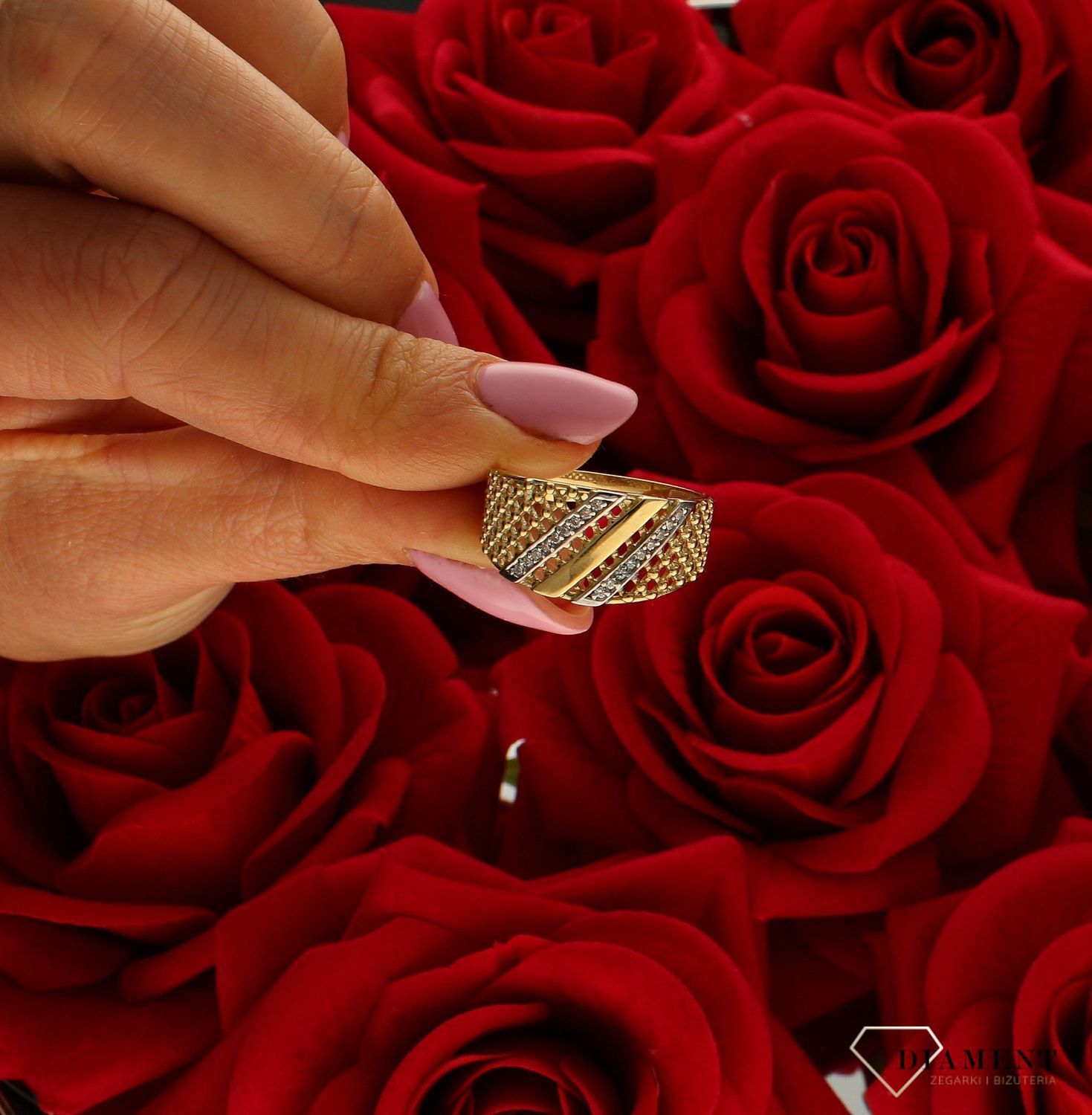 Złoty pierścionek 333 ażurowy z białymi cyrkoniami DIA-PRS-PI4277-333. Pierścionek został wykonany z najwyższej jakości złota próby 333. Waga pierścionka wynosi około 3,06 gram. Pierścionek został ażurowym zdobieniem oraz bi (4).jpg