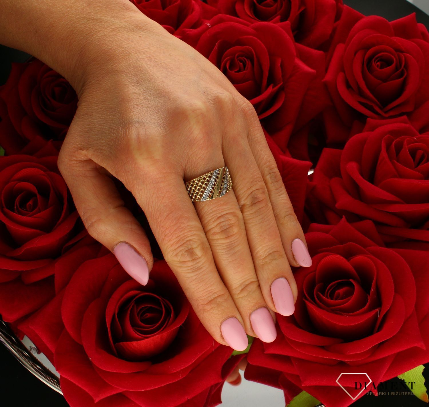 Złoty pierścionek 333 ażurowy z białymi cyrkoniami DIA-PRS-PI4277-333. Pierścionek został wykonany z najwyższej jakości złota próby 333. Waga pierścionka wynosi około 3,06 gram. Pierścionek został ażurowym zdobieniem oraz bi (4).jpg