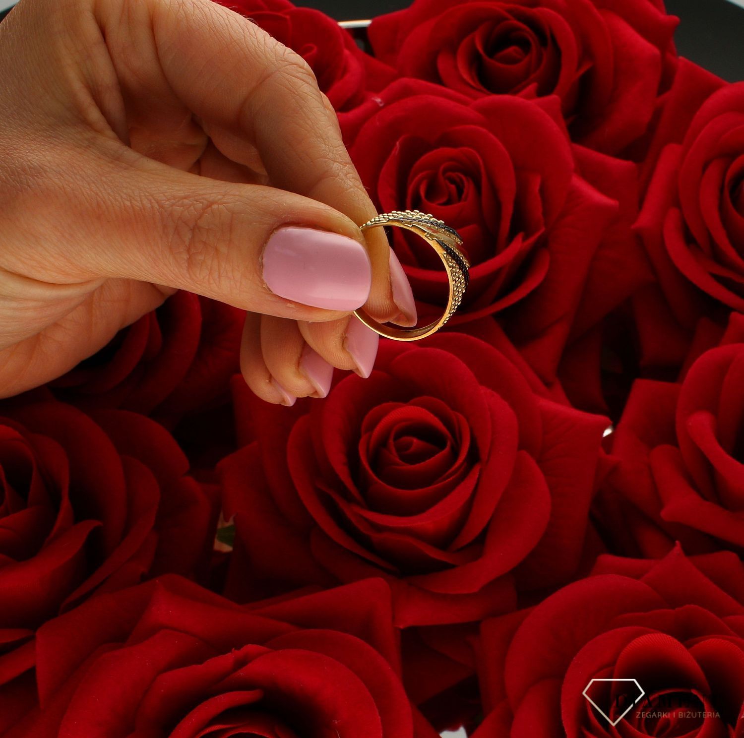 Złoty pierścionek 333 ażurowy z czarnymi cyrkoniami DIA-PRS-PI4277A-333. Pierścionek został wykonany z najwyższej jakości złota próby 333. Waga pierścionka wynosi około 2,95 gram. Pierścionek został ażurowym zdobieniem oraz  (4).jpg