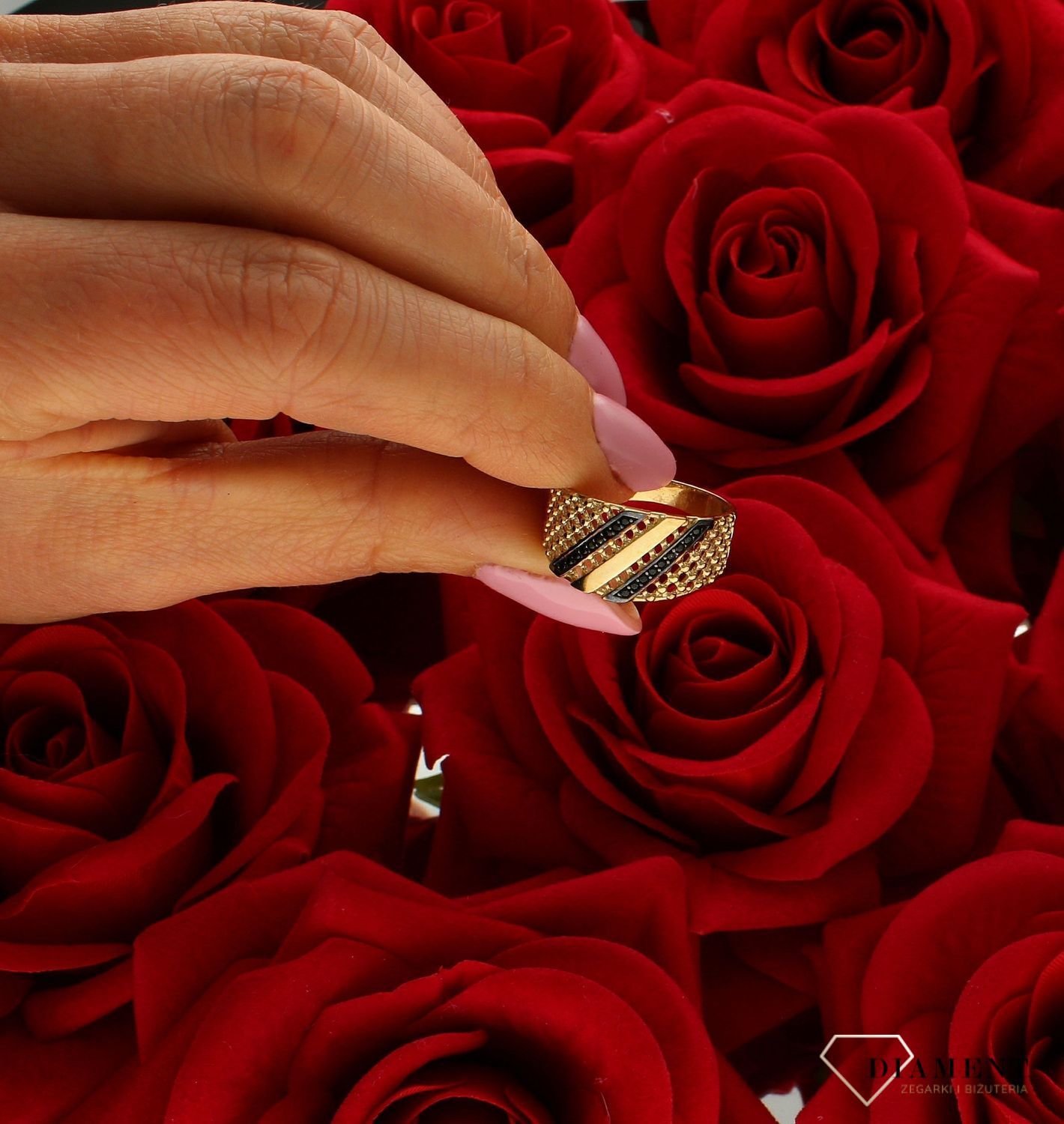 Złoty pierścionek 333 ażurowy z czarnymi cyrkoniami DIA-PRS-PI4277A-333. Pierścionek został wykonany z najwyższej jakości złota próby 333. Waga pierścionka wynosi około 2,95 gram. Pierścionek został ażurowym zdobieniem oraz  (4).jpg