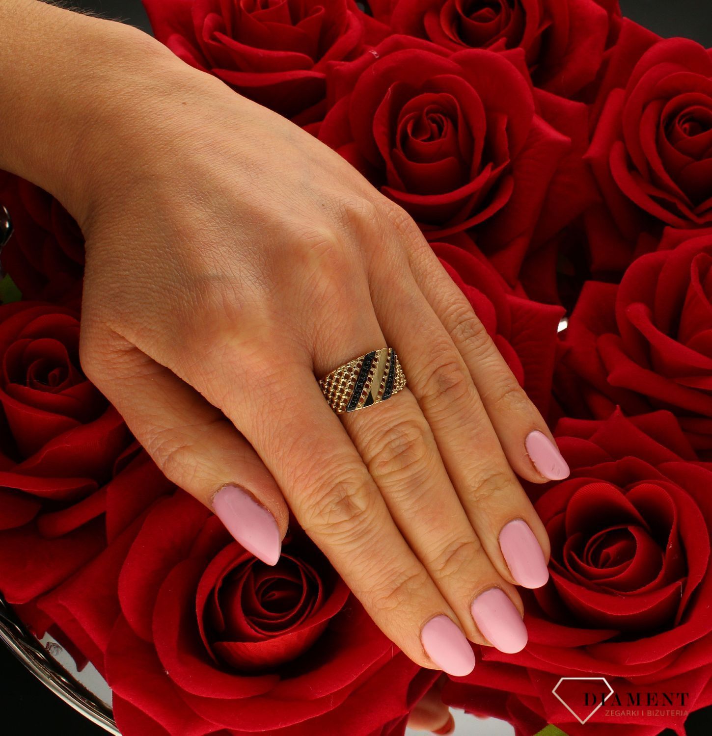 Złoty pierścionek 333 ażurowy z czarnymi cyrkoniami DIA-PRS-PI4277A-333. Pierścionek został wykonany z najwyższej jakości złota próby 333. Waga pierścionka wynosi około 2,95 gram. Pierścionek został ażurowym zdobieniem oraz  (4).jpg