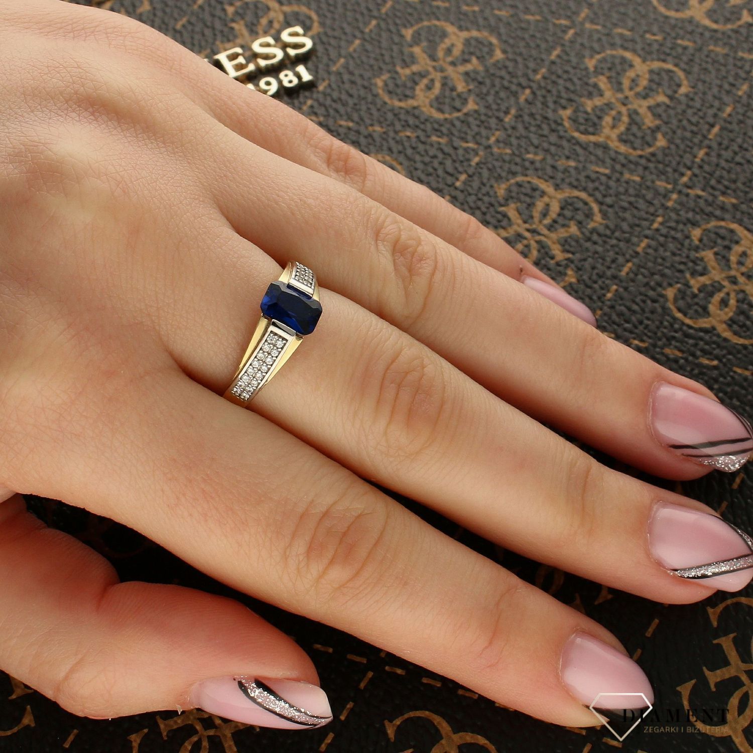 Złoty pierścionek z granatową cyrkonią DIA-PRS-PI4279C-333 (1).jpg