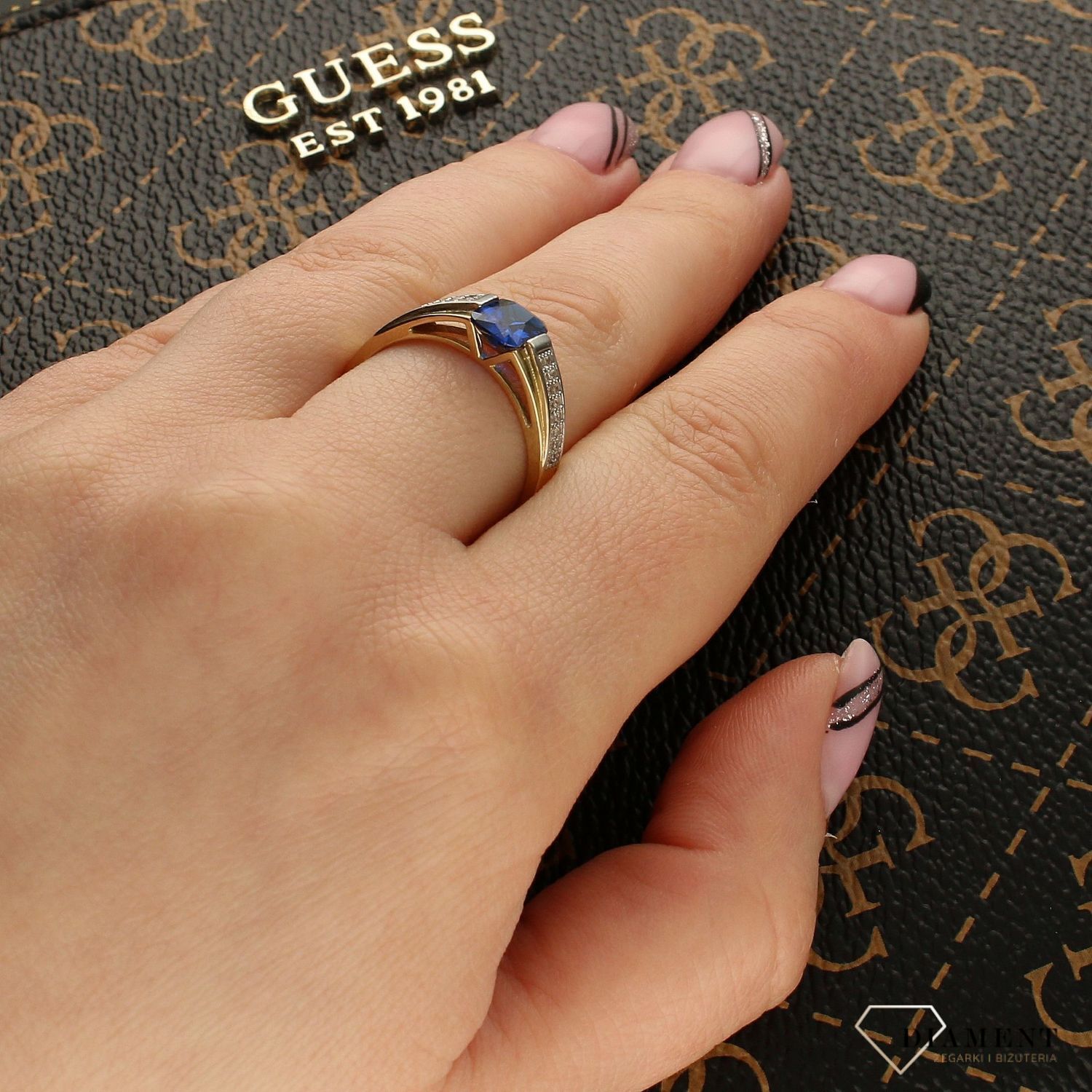 Złoty pierścionek z granatową cyrkonią DIA-PRS-PI4279C-333 (1).jpg