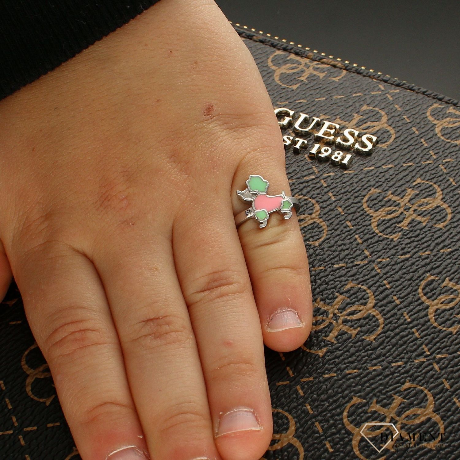 Srebrny pierścionek dziecięcy piesek Pudelek DIA-PRS-PUDEL-925. Pierścionek dla dziewczynki. Srebrny pierścionek dziecięcy. Srebrny pierścionek piesek pudelek Srebrny pierścionek z kolorową emalią. Sreb.jpg