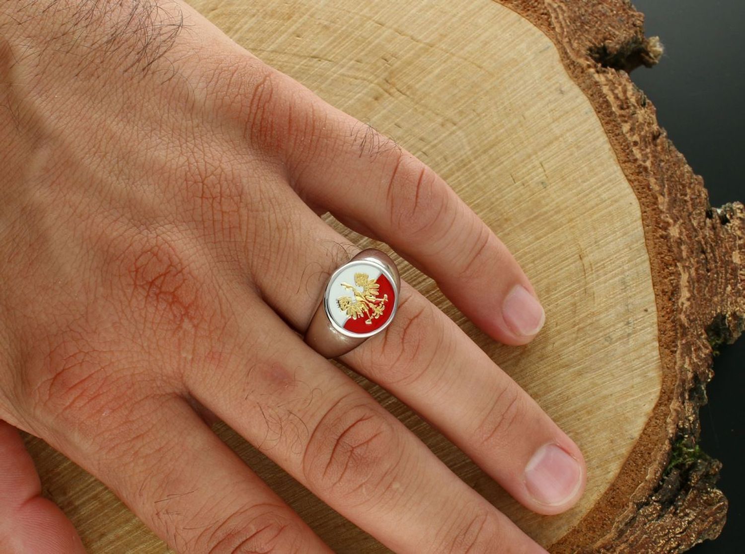 Sygnet patriotyczny S007RG ze srebra 925 – rodowany i złocony. Flaga i godło Polski na froncie. Idealny wybór dla mężczyzny ceniącego tradycję i narodową tożsamość. 2.jpg