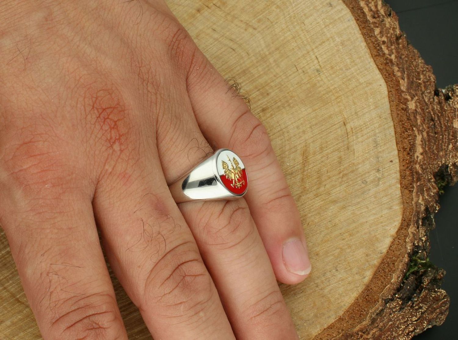 Sygnet patriotyczny S007RG ze srebra 925 – rodowany i złocony. Flaga i godło Polski na froncie. Idealny wybór dla mężczyzny ceniącego tradycję i narodową tożsamość. 2.jpg