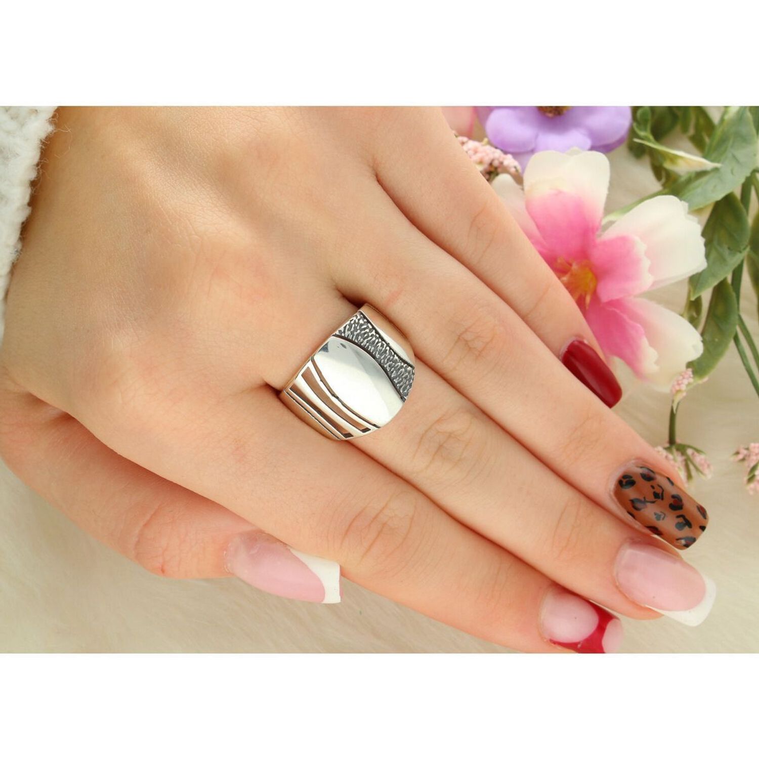 Masywny pierścionek srebrny Ag 925 z gładką powierzchnią i dekoracyjnym pasem. Nowoczesny i elegancki design unisex, idealny do codziennego noszenia i na wyjątkowe okazje.1.webp