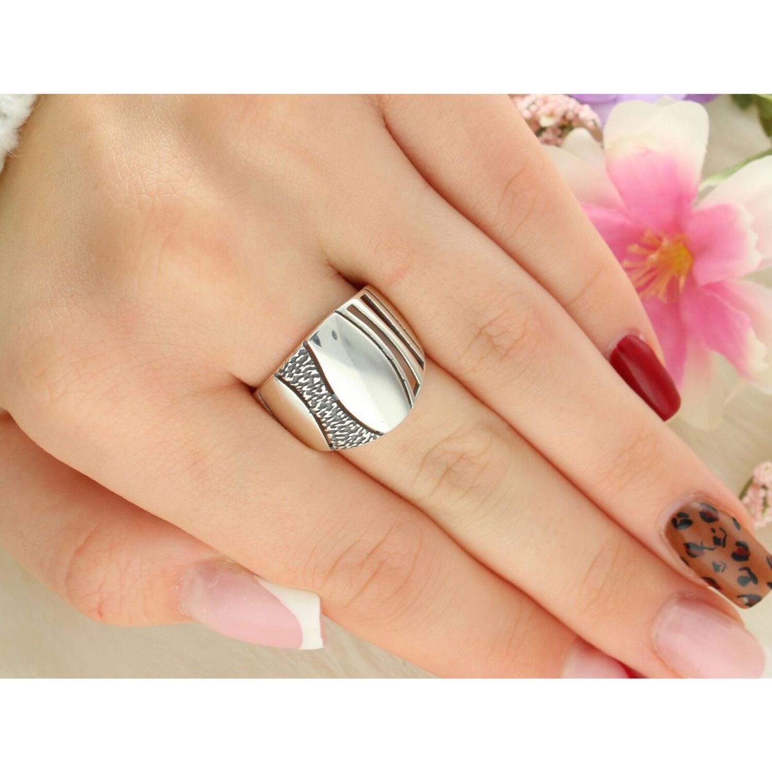 Masywny pierścionek srebrny Ag 925 z gładką powierzchnią i dekoracyjnym pasem. Nowoczesny i elegancki design unisex, idealny do codziennego noszenia i na wyjątkowe okazje.1.webp