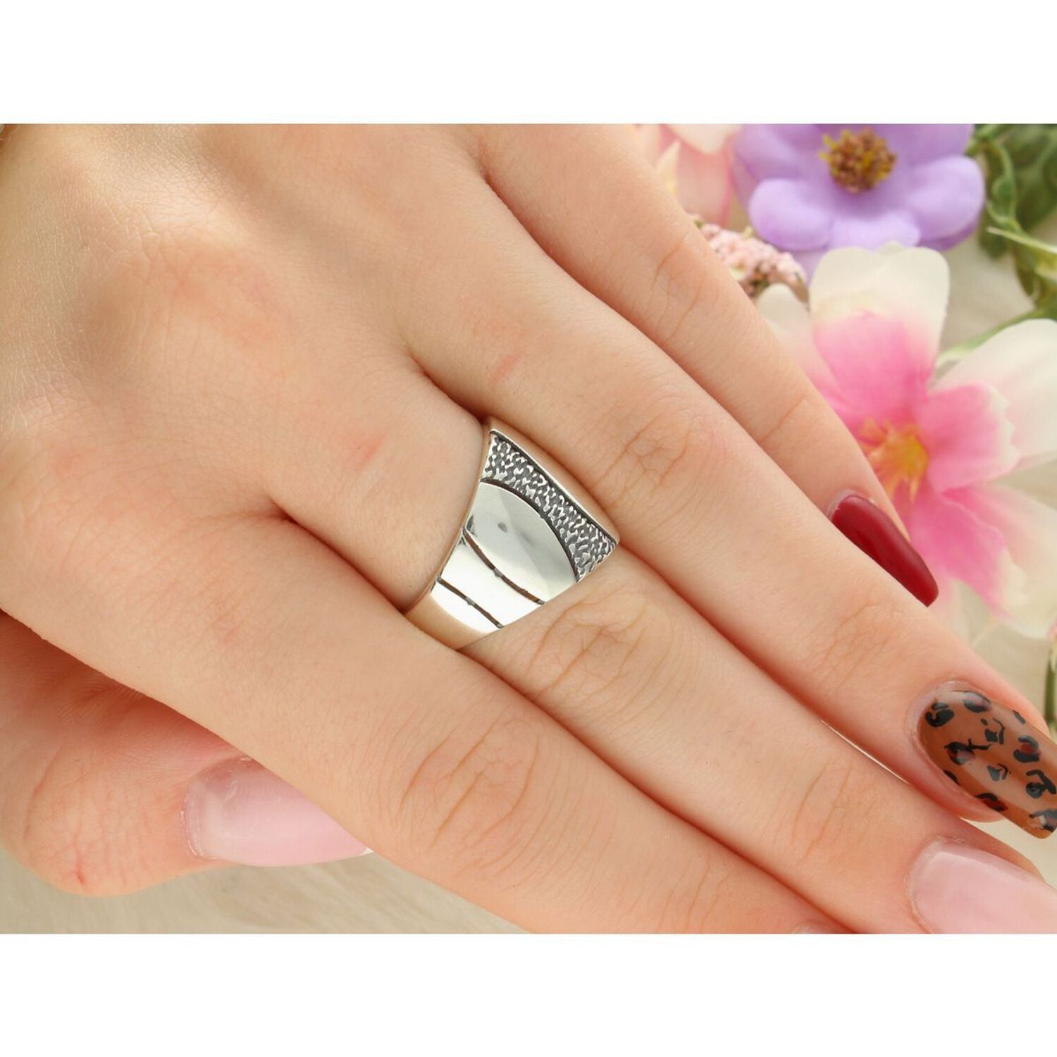 Masywny pierścionek srebrny Ag 925 z gładką powierzchnią i dekoracyjnym pasem. Nowoczesny i elegancki design unisex, idealny do codziennego noszenia i na wyjątkowe okazje.1.webp