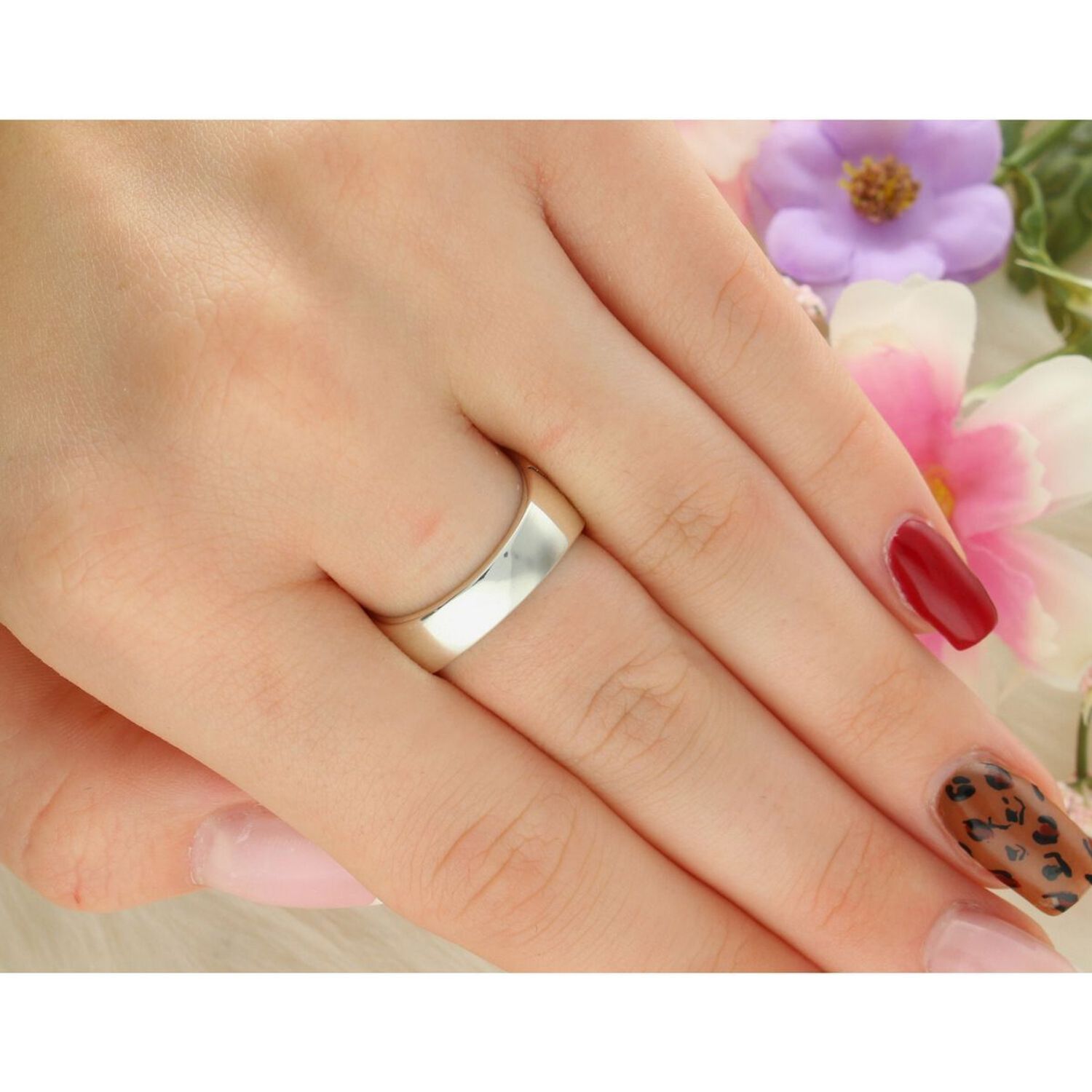 Masywny pierścionek srebrny Ag 925 z gładką powierzchnią i dekoracyjnym pasem. Nowoczesny i elegancki design unisex, idealny do codziennego noszenia i na wyjątkowe okazje.1.webp